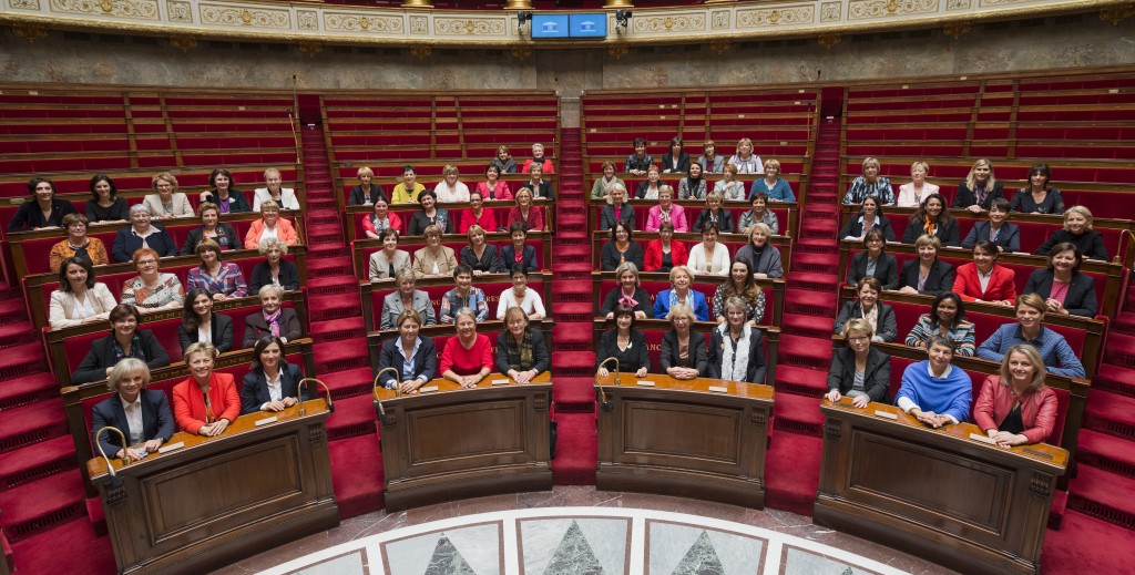 21 octobre 2015 : Salle des séances - Hommage aux 33 premières députées (élues le 21 octobre 1945) 81 députées (sur 151) de la 14ème législature Panoramique