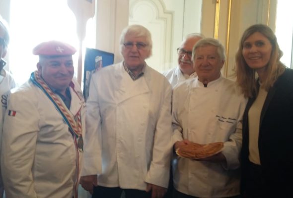 Annecy / galette offerte par les artisans Boulangers de Haute-Savoie