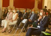 Annecy / Accueil républicain du ministre des Solidarités et de la Santé venu saluer les personnels de l’ARS, visiter le Secours populaire et annoncer une reprise d’une partie de la dette de nos hôpitaux.